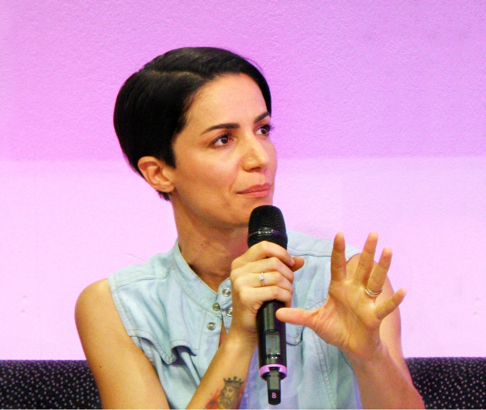 Andrea Delogu parla al microfono durante un incontro pubblico