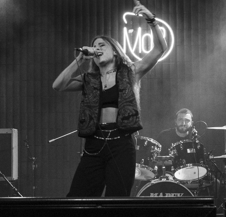 Angelina Mango canta al microfono durante un concerto