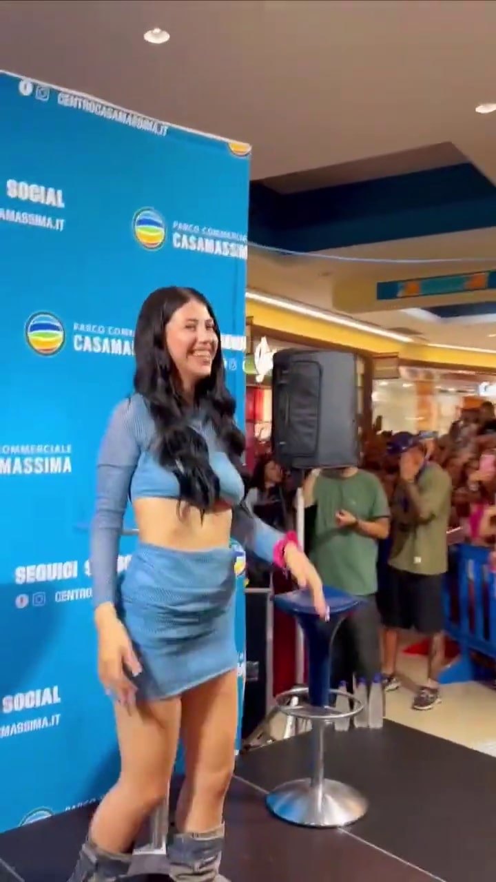ANNA sorride davanti ai fan durante un incontro in un centro commerciale