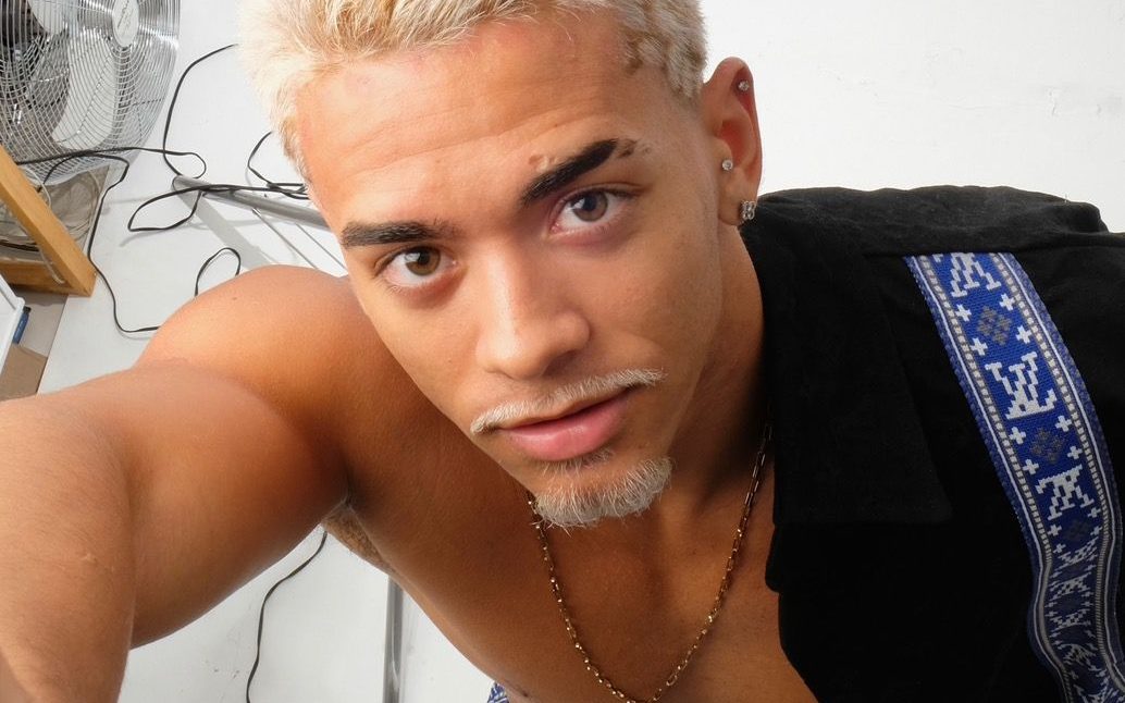 Arthur Lima in un selfie, con i capelli biondo platino