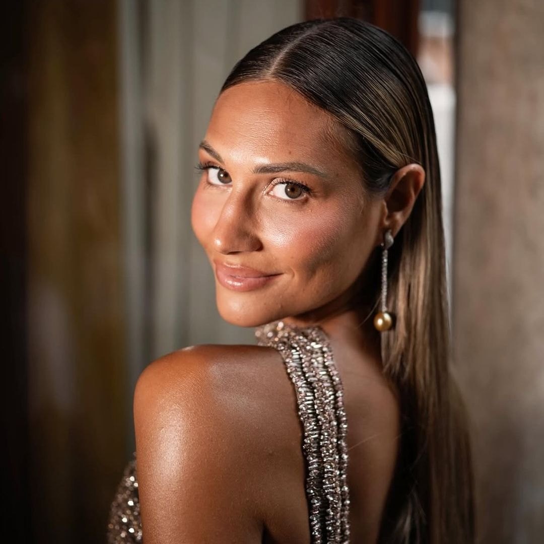 Beatrice Valli sorride guardando in camera, capelli lisci e abito con paillettes