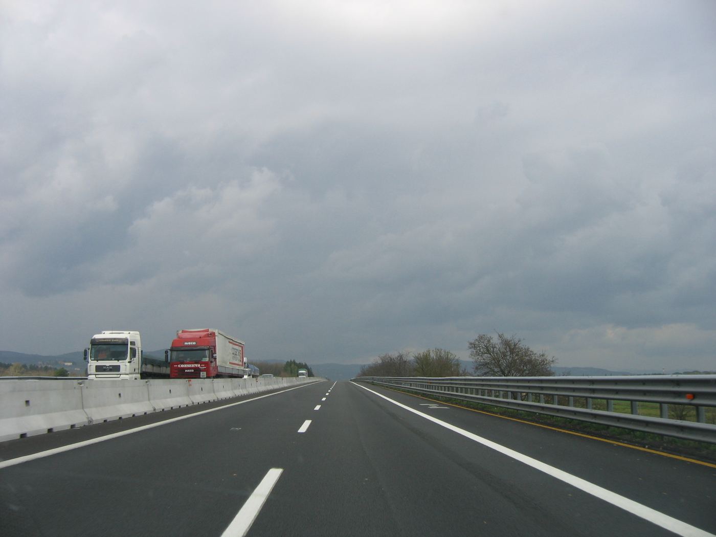 Camion in viaggio sull'autostrada A1 vicino ad Arezzo