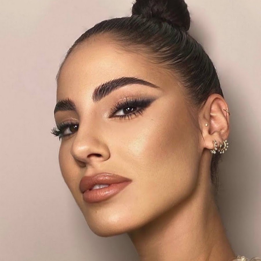 Giulia De Lellis in primo piano con i capelli raccolti