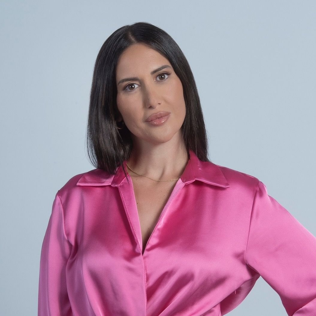 Jessica Morlacchi in primo piano con una camicia rosa