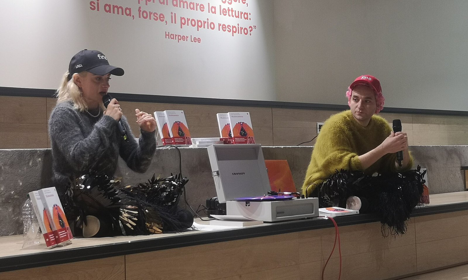 Veronica Lucchesi e Dario Mangiaracina de La Rappresentante di Lista seduti a un tavolo con i microfoni in mano