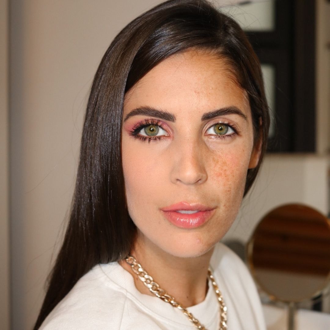 Martina Luchena in primo piano, capelli lisci scuri e collana dorata