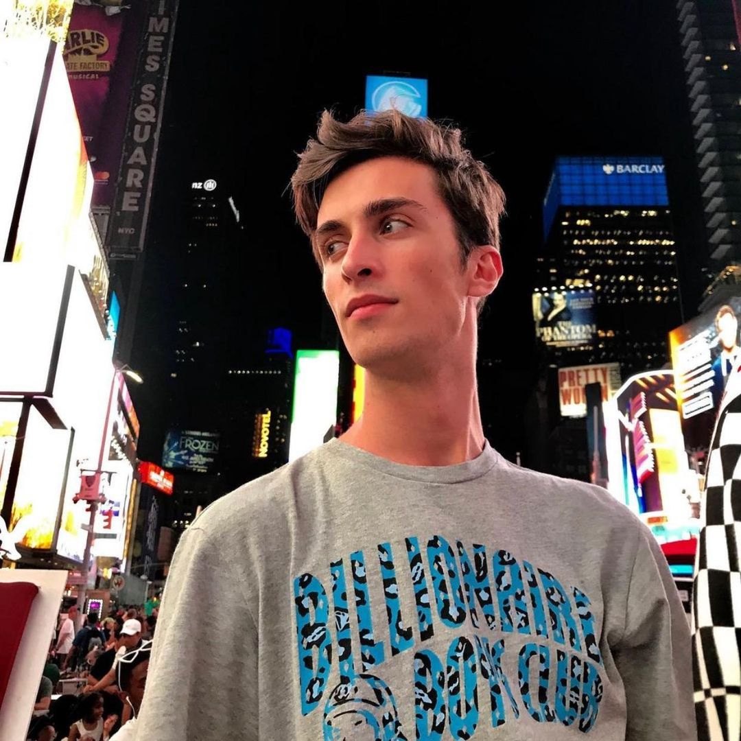Mattia Stanga di profilo con le luci di Times Square alle spalle