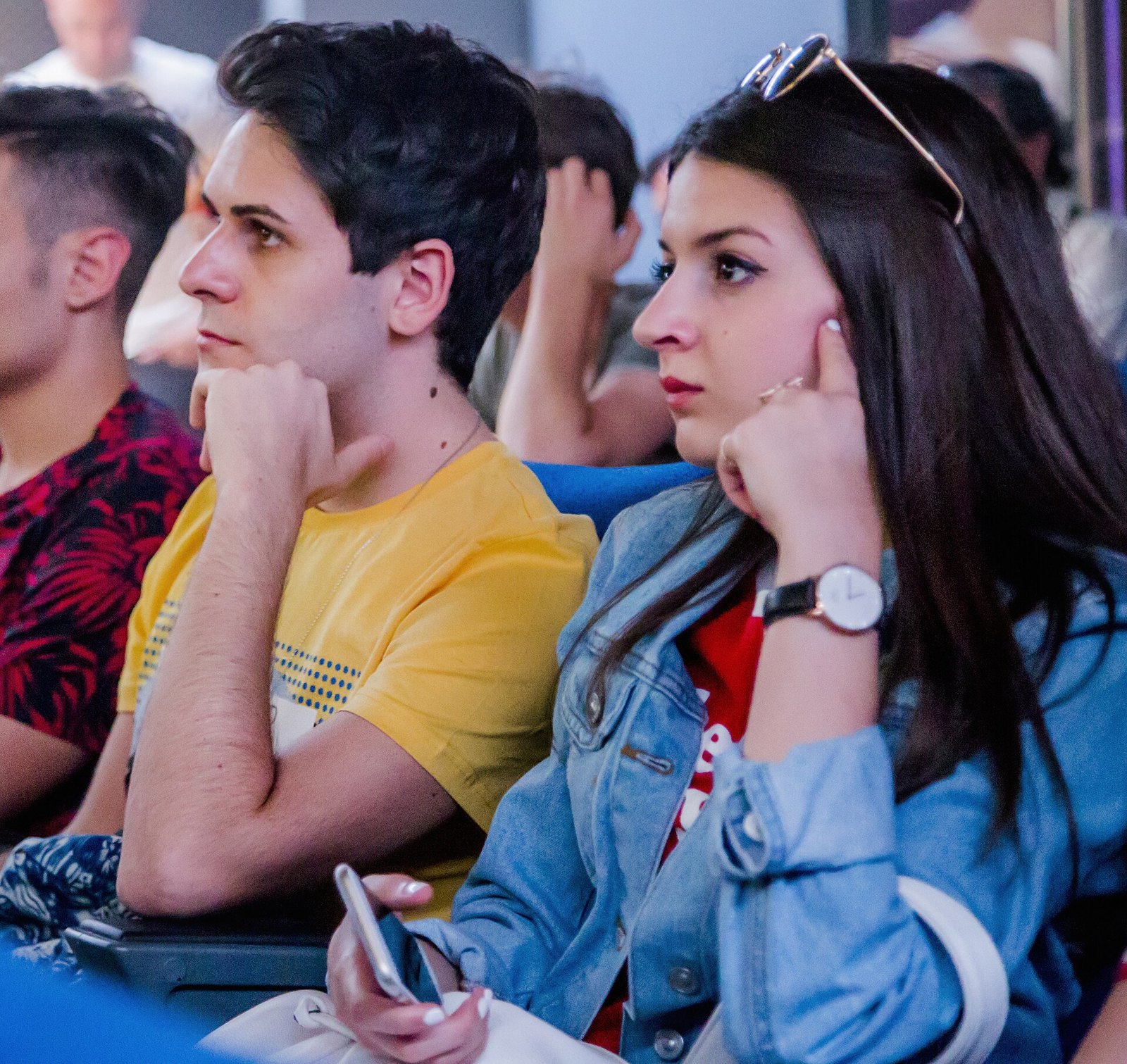 Luì e Sofì dei Me contro Te seduti uno accanto all'altra durante un evento
