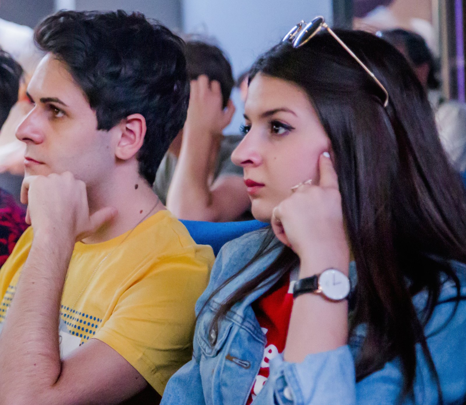 Sofì e Luì dei Me Contro Te seduti vicini tra il pubblico di un evento
