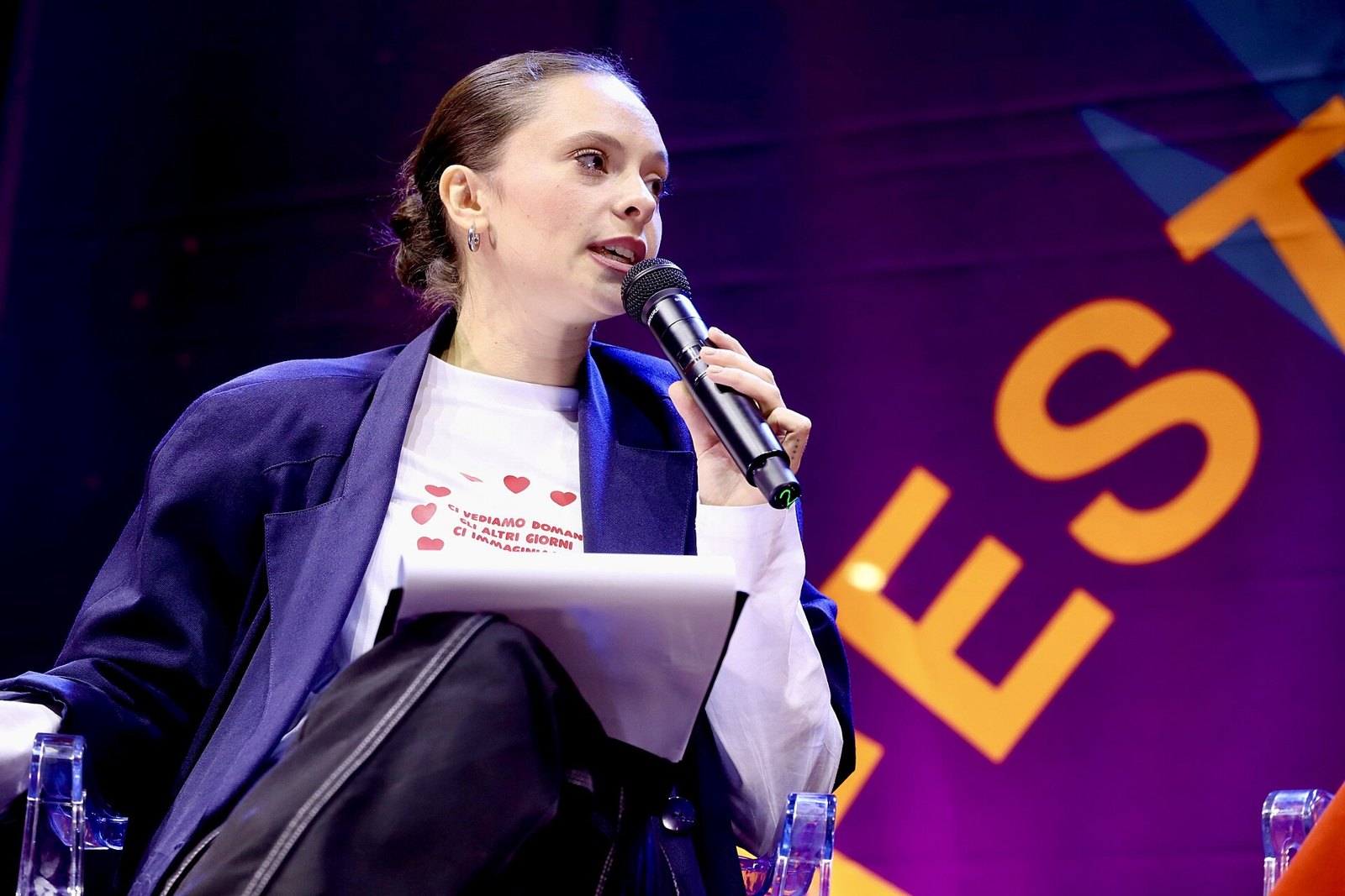 Francesca Michielin parla al microfono con la giacca blu