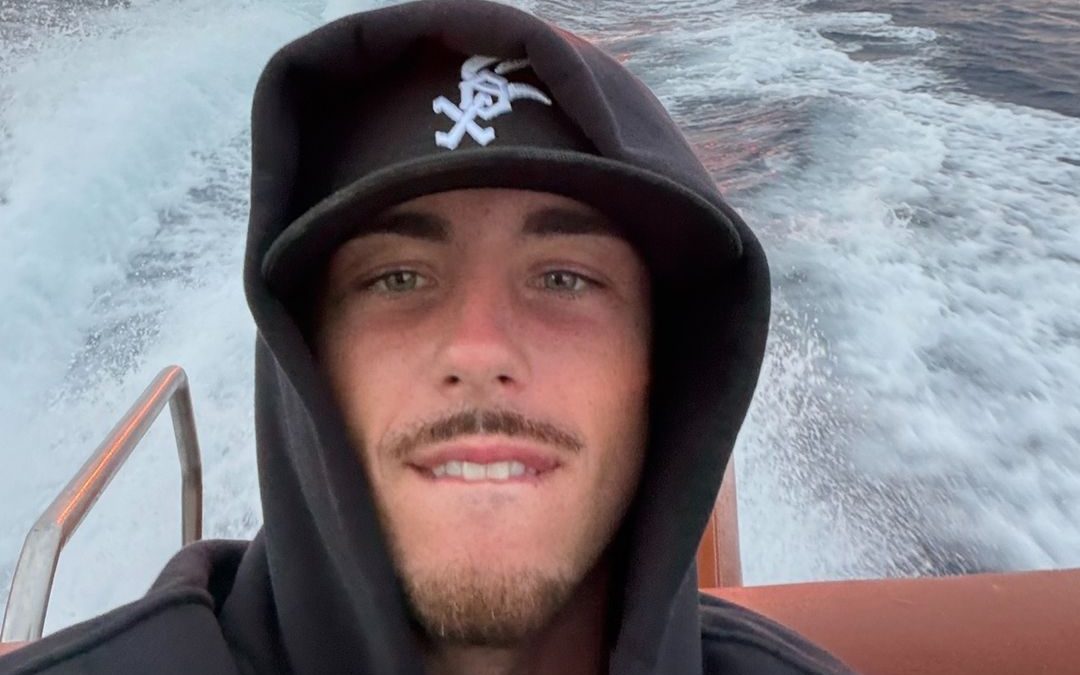 Patrizio Morellato in un selfie in barca, al tramonto