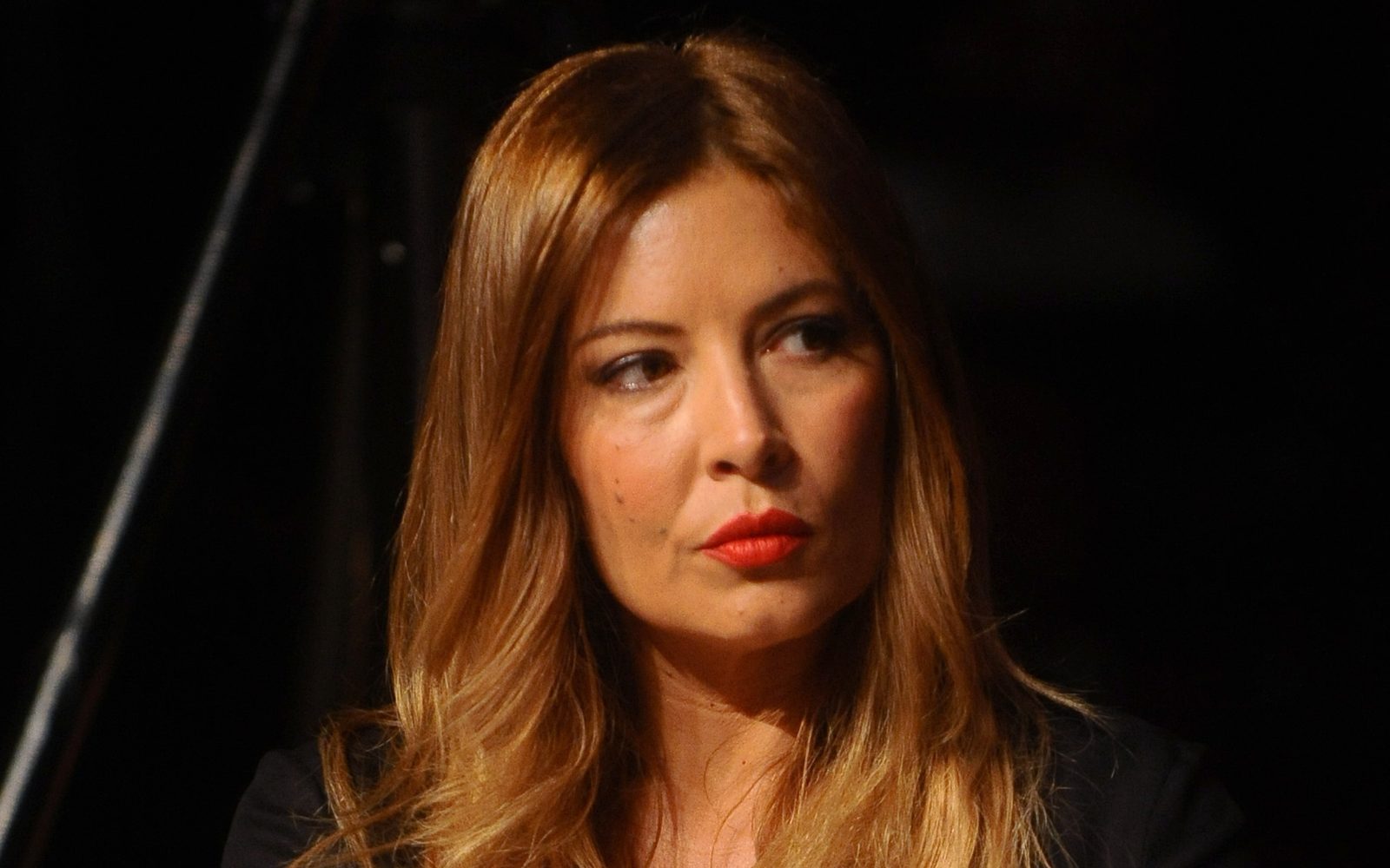 Selvaggia Lucarelli in primo piano, su fondo nero