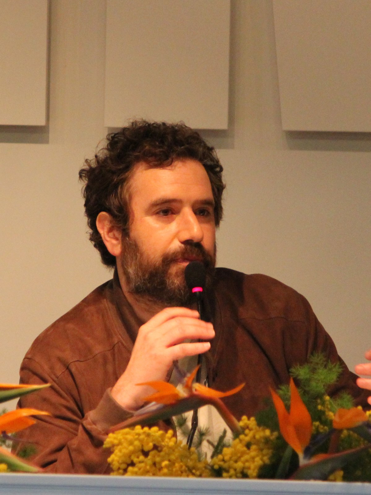 Tommaso Paradiso parla al microfono durante una conferenza stampa